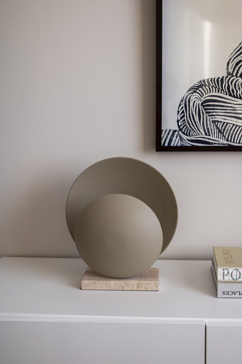 Orbit 32cm Beige pöytävalaisin valmistajalta Globen Lighting - Tämän tuotteen kivivaihtoehdot vaihtelevat, koska se on valmistettu luonnonmateriaalista ja jokainen lamppu on ainutlaatuinen.