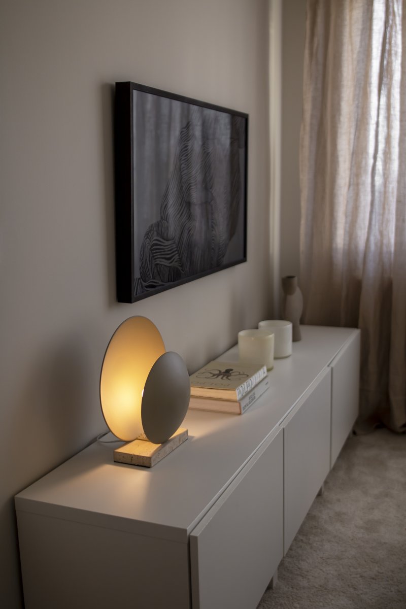 Orbit 32cm Beige pöytävalaisin valmistajalta Globen Lighting - Tämän tuotteen kivivaihtoehdot vaihtelevat, koska se on valmistettu luonnonmateriaalista ja jokainen lamppu on ainutlaatuinen.