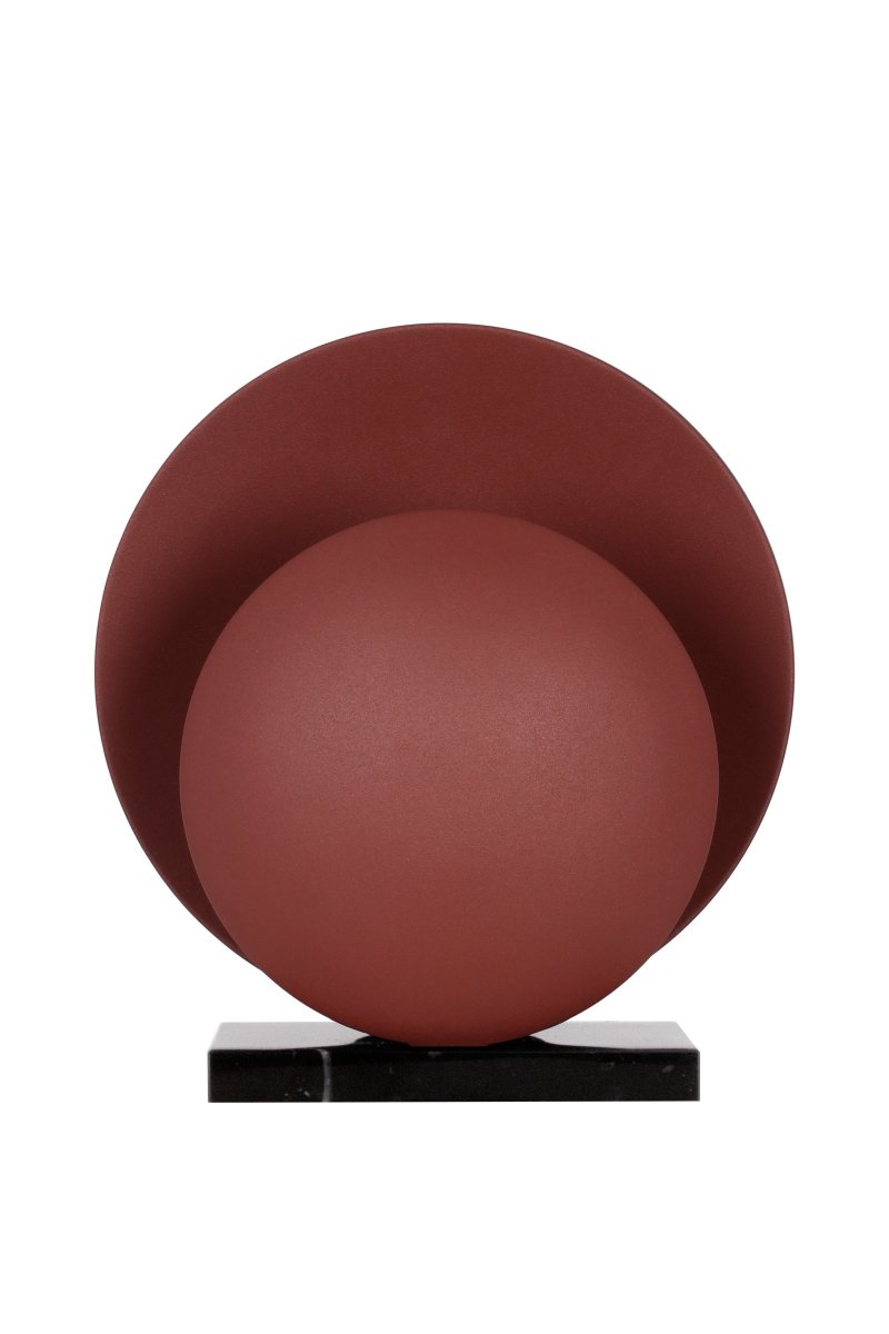 Orbit 32cm Kastanjanruskea pöytävalaisin valmistajalta Globen Lighting - Metalliseilla n&auml;yt&ouml;ill&auml; on mielenkiintoinen rakenne matta jauhemaalatun puna/ruskean v&auml;rin (kastanjanruskean) ansiosta, johon on yhdistetty ylellinen mustasta massiivimarmorista valmistettu jalka, joka antaa sille elegantin ilmeen.