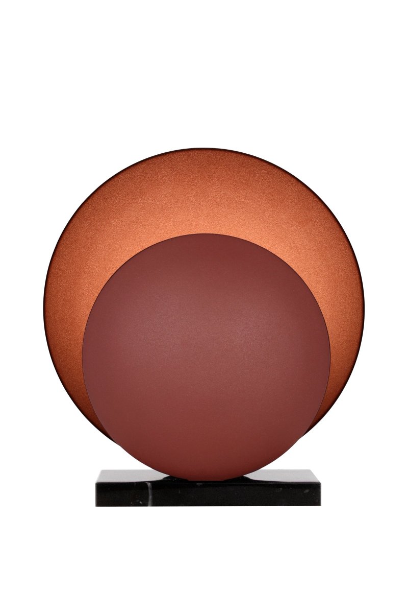 Orbit 32cm Kastanjanruskea pöytävalaisin valmistajalta Globen Lighting - Metalliseilla n&auml;yt&ouml;ill&auml; on mielenkiintoinen rakenne matta jauhemaalatun puna/ruskean v&auml;rin (kastanjanruskean) ansiosta, johon on yhdistetty ylellinen mustasta massiivimarmorista valmistettu jalka, joka antaa sille elegantin ilmeen.