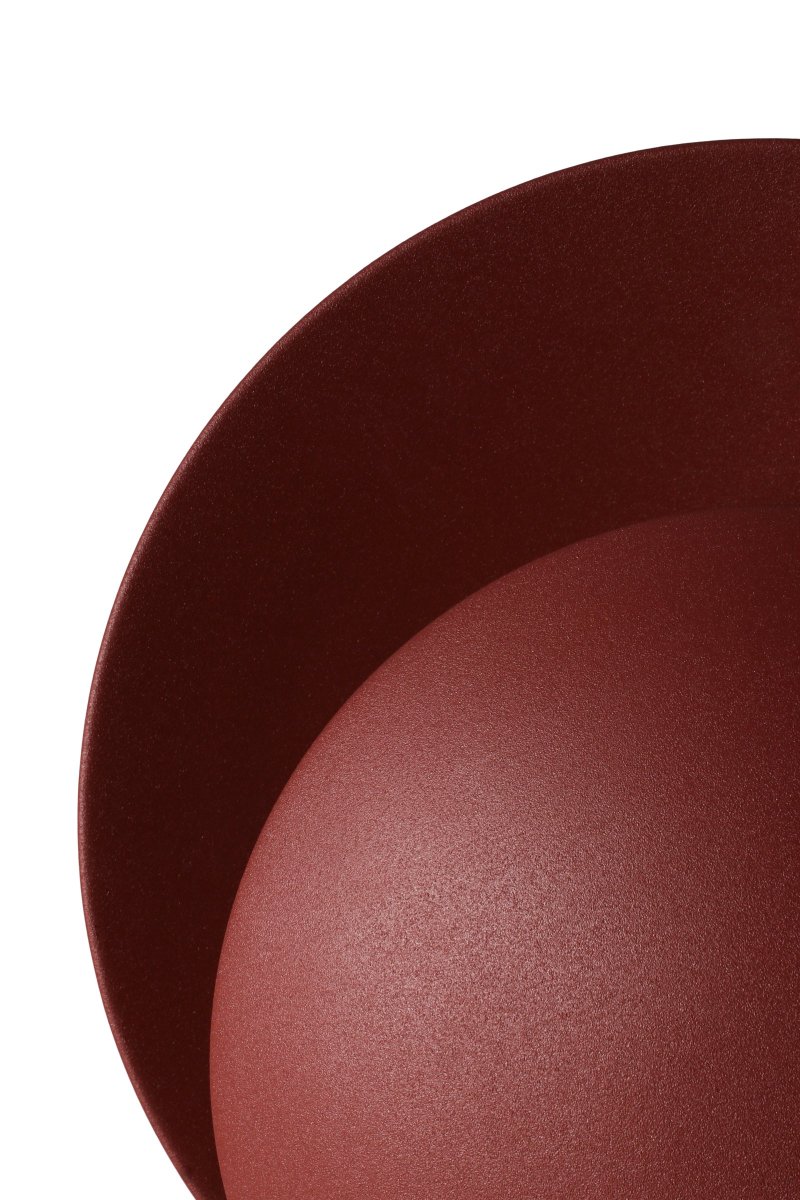 Orbit 32cm Kastanjanruskea pöytävalaisin valmistajalta Globen Lighting - Metalliseilla n&auml;yt&ouml;ill&auml; on mielenkiintoinen rakenne matta jauhemaalatun puna/ruskean v&auml;rin (kastanjanruskean) ansiosta, johon on yhdistetty ylellinen mustasta massiivimarmorista valmistettu jalka, joka antaa sille elegantin ilmeen.