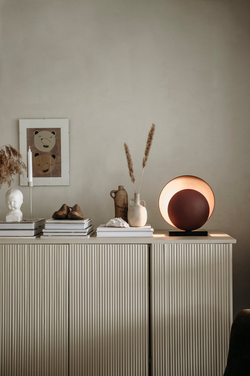 Orbit 32cm Kastanjanruskea pöytävalaisin valmistajalta Globen Lighting - Metalliseilla n&auml;yt&ouml;ill&auml; on mielenkiintoinen rakenne matta jauhemaalatun puna/ruskean v&auml;rin (kastanjanruskean) ansiosta, johon on yhdistetty ylellinen mustasta massiivimarmorista valmistettu jalka, joka antaa sille elegantin ilmeen.