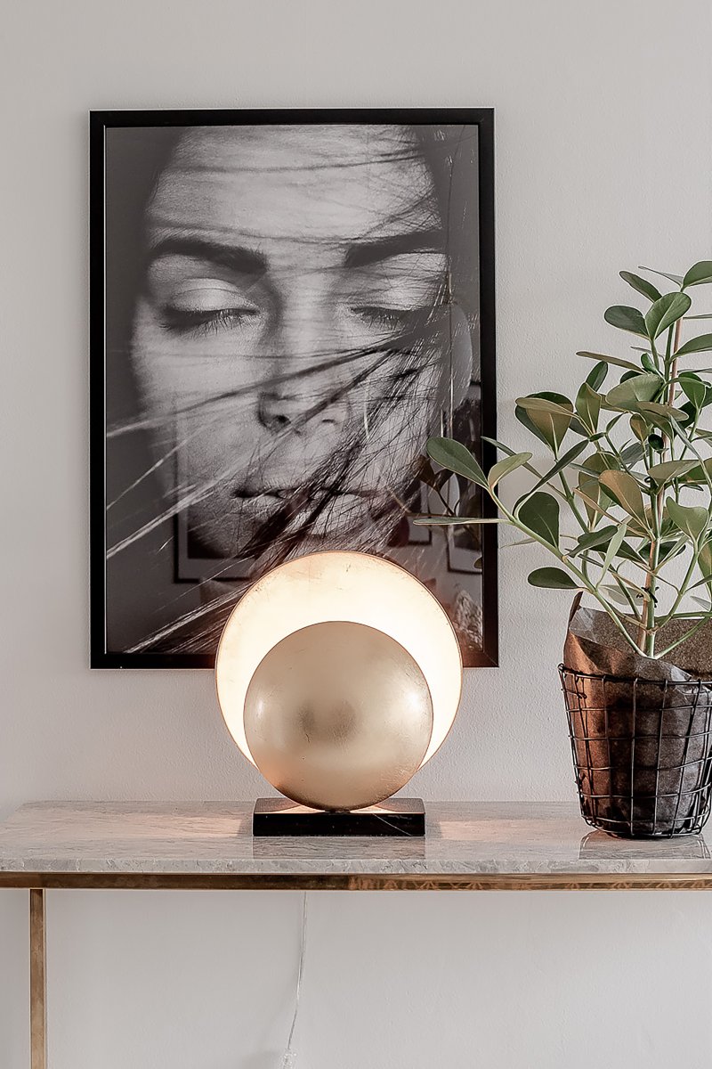 Orbit 32cm Messinki pöytävalaisin valmistajalta Globen Lighting - Tässä artikkelissa on erilaisia kivipintoja, koska se on valmistettu luonnonmateriaalista ja jokainen lamppu on ainutlaatuinen.