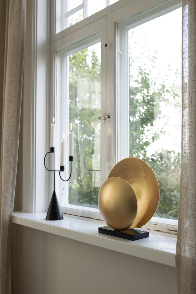 Orbit 32cm Messinki pöytävalaisin valmistajalta Globen Lighting - Tässä artikkelissa on erilaisia kivipintoja, koska se on valmistettu luonnonmateriaalista ja jokainen lamppu on ainutlaatuinen.