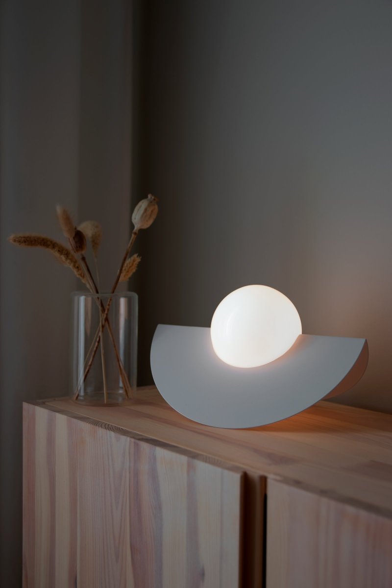 Roccia 17cm Valkoinen pöytävalaisin valmistajalta Globen Lighting - Valaisimessa on 200 cm pitk&auml; valkoinen tekstiilikaapeli kytkimell&auml; ja pistokkeella.