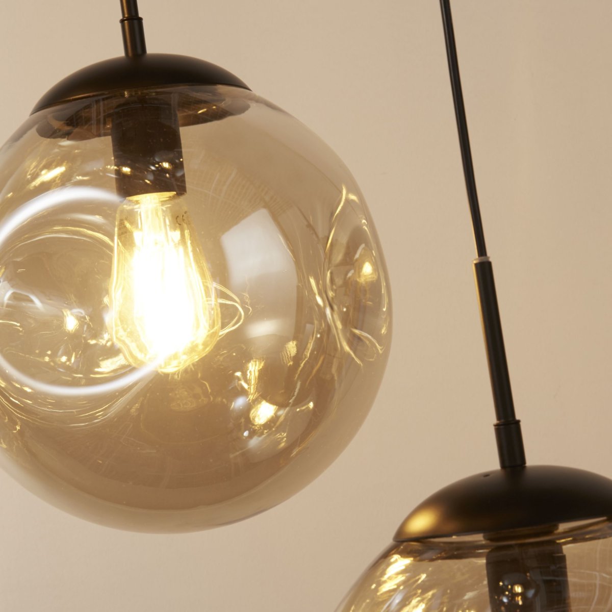 Punch Ø60 Samppanja kattovalaisin valmistajalta Searchlight - Hieman koverat lasit yhdessä mustan metallirungon kanssa luovat modernin ja elegantin kontrastin, joka sopii moniin erilaisiin sisustustyyleihin.