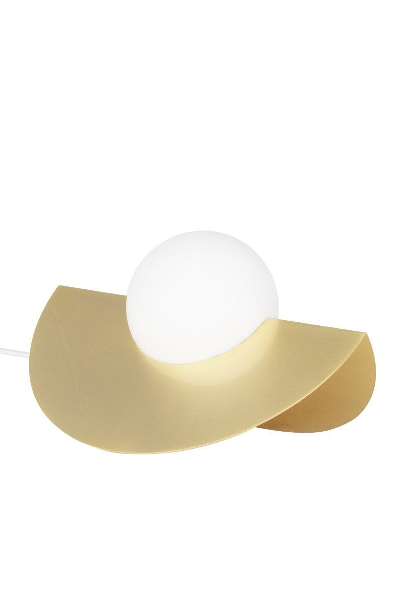 Roccia 17cm Harjattua messinkiä pöytävalaisin valmistajalta Globen Lighting - Roccia on helposti asennettava ja uusi valaisin, joka sopii täydellisesti; laukussa tai kirjahyllyssä.