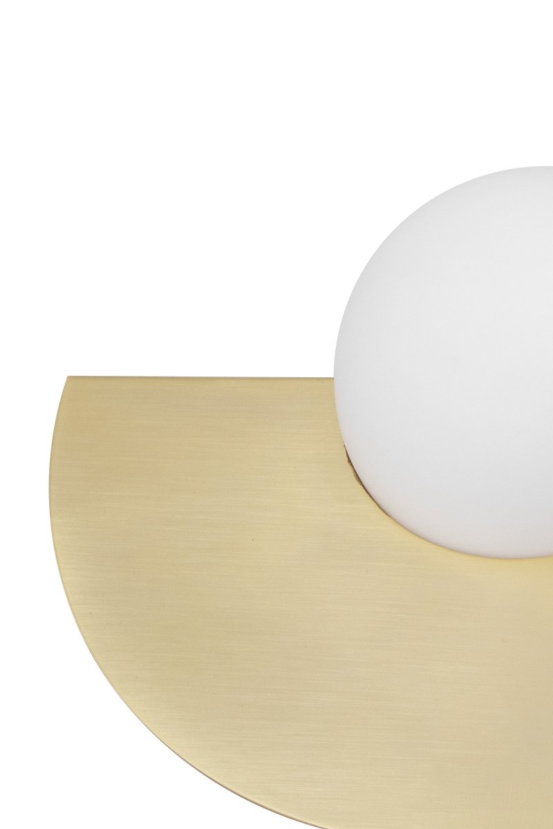 Roccia 17cm Harjattua messinkiä pöytävalaisin valmistajalta Globen Lighting - Roccia on helposti asennettava ja uusi valaisin, joka sopii täydellisesti; laukussa tai kirjahyllyssä.