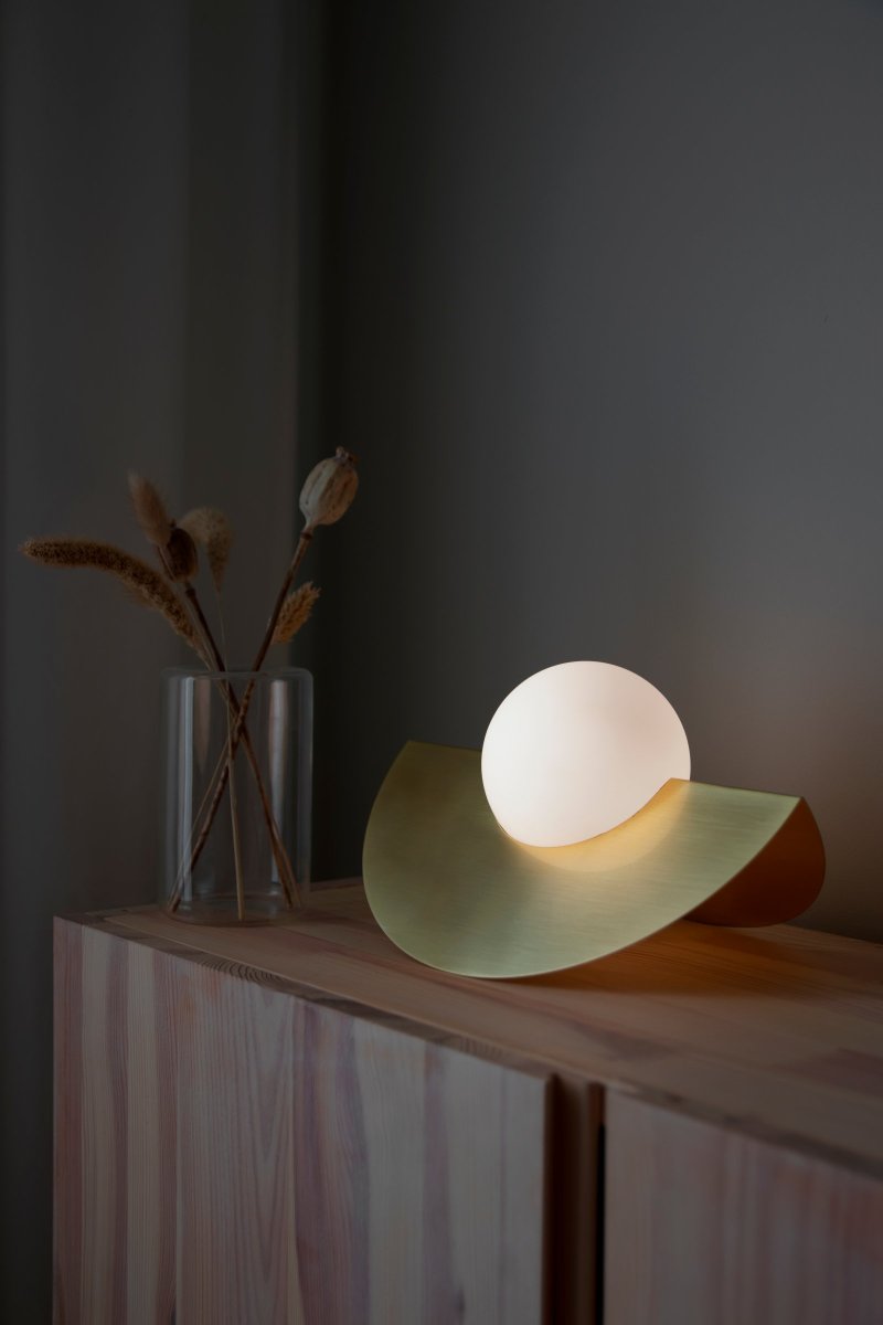 Roccia 17cm Harjattua messinkiä pöytävalaisin valmistajalta Globen Lighting - Roccia on helposti asennettava ja uusi valaisin, joka sopii täydellisesti; laukussa tai kirjahyllyssä.
