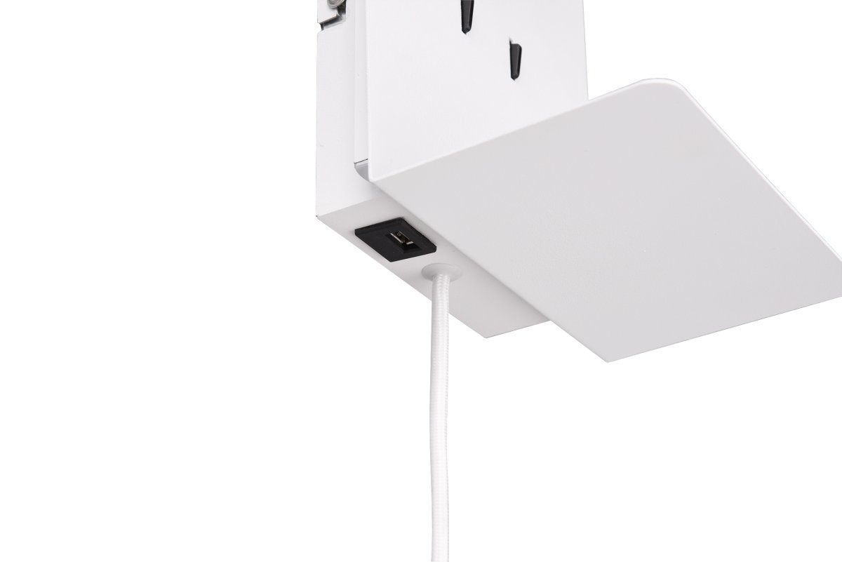 Element Valkoinen lukulamppu valmistajalta Trio Lighting - Hyllyll&auml; ja USB-portilla latausta varten se on sek&auml; k&auml;yt&auml;nn&ouml;llinen ett&auml; toimiva.