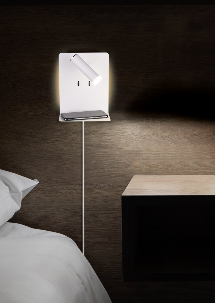 Element Valkoinen lukulamppu valmistajalta Trio Lighting - Hyllyll&auml; ja USB-portilla latausta varten se on sek&auml; k&auml;yt&auml;nn&ouml;llinen ett&auml; toimiva.