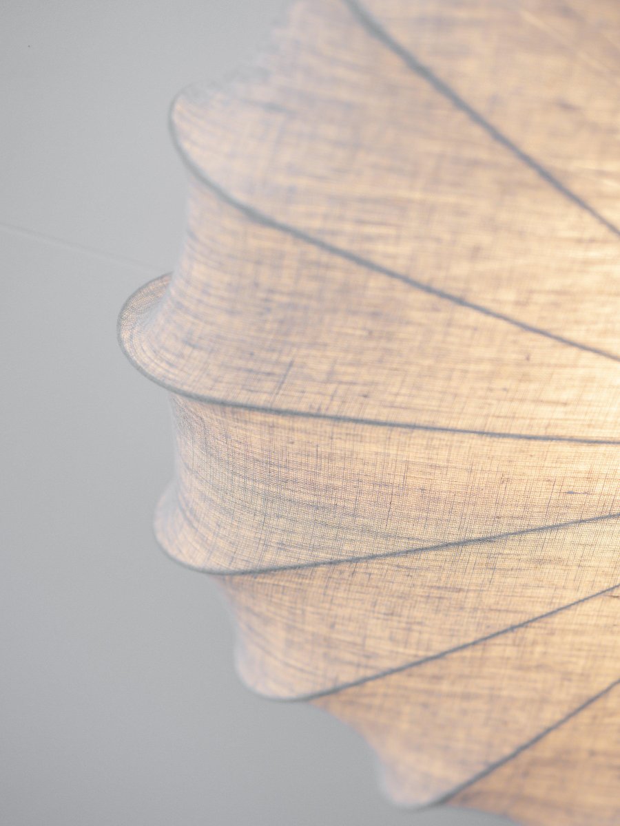 Linne Ø56 Beige plafondi valmistajalta PR Home - Beige väri ja pehmeästi laskostettu muoto antavat ilmavan ja harmonisen vaikutelman, kun taas kangas levittää huoneeseen miellyttävää ja hillittyä valoa.