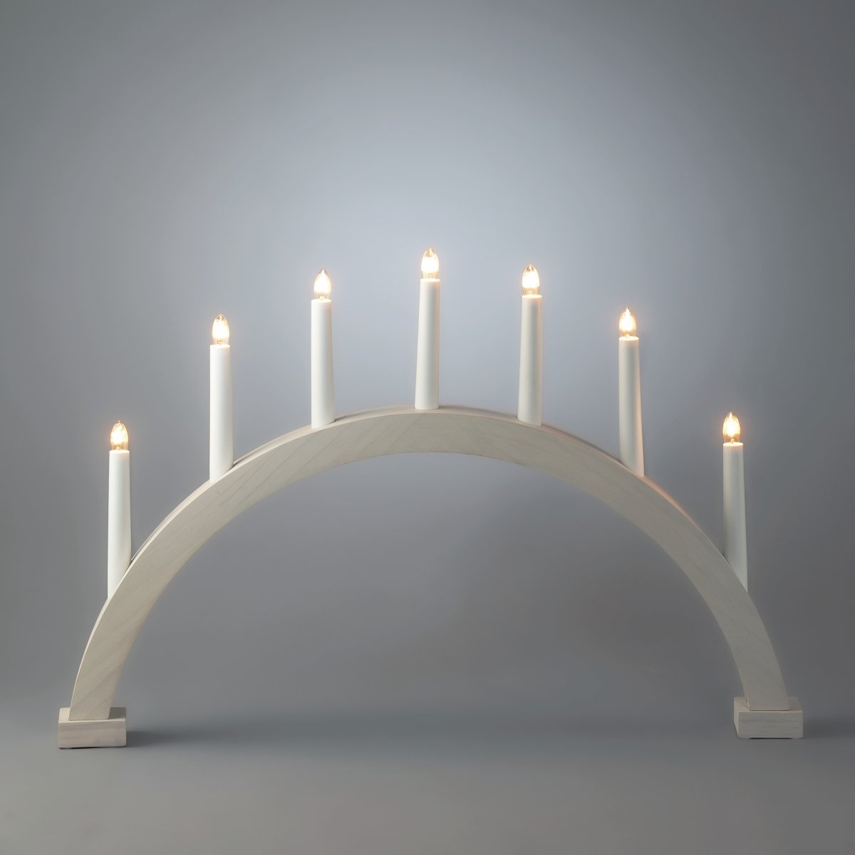 Arch 7 Lights Valkoinen valmistajalta Konstsmide - Runko on valmistettu valkoiseksi petsatusta puusta, joka antaa sille luonnollisen ja ajattoman ilmeen.