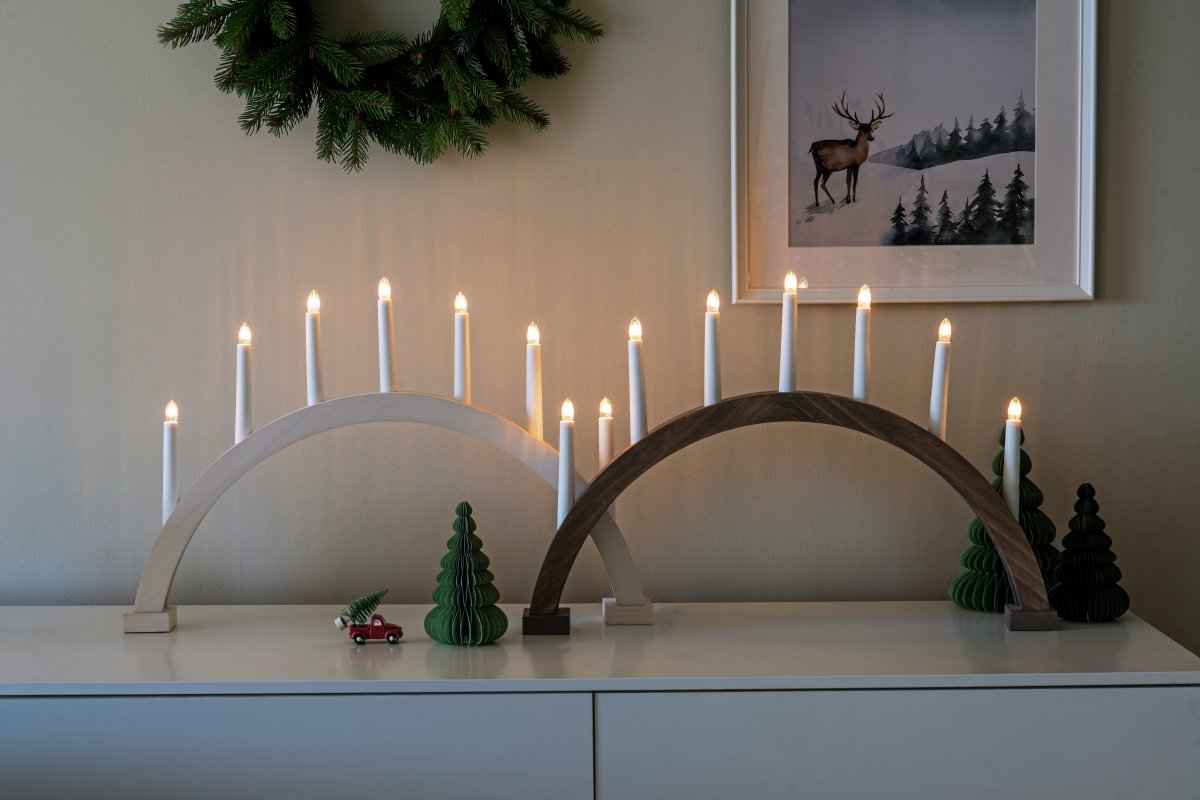 Arch 7 Lights Valkoinen valmistajalta Konstsmide - Runko on valmistettu valkoiseksi petsatusta puusta, joka antaa sille luonnollisen ja ajattoman ilmeen.
