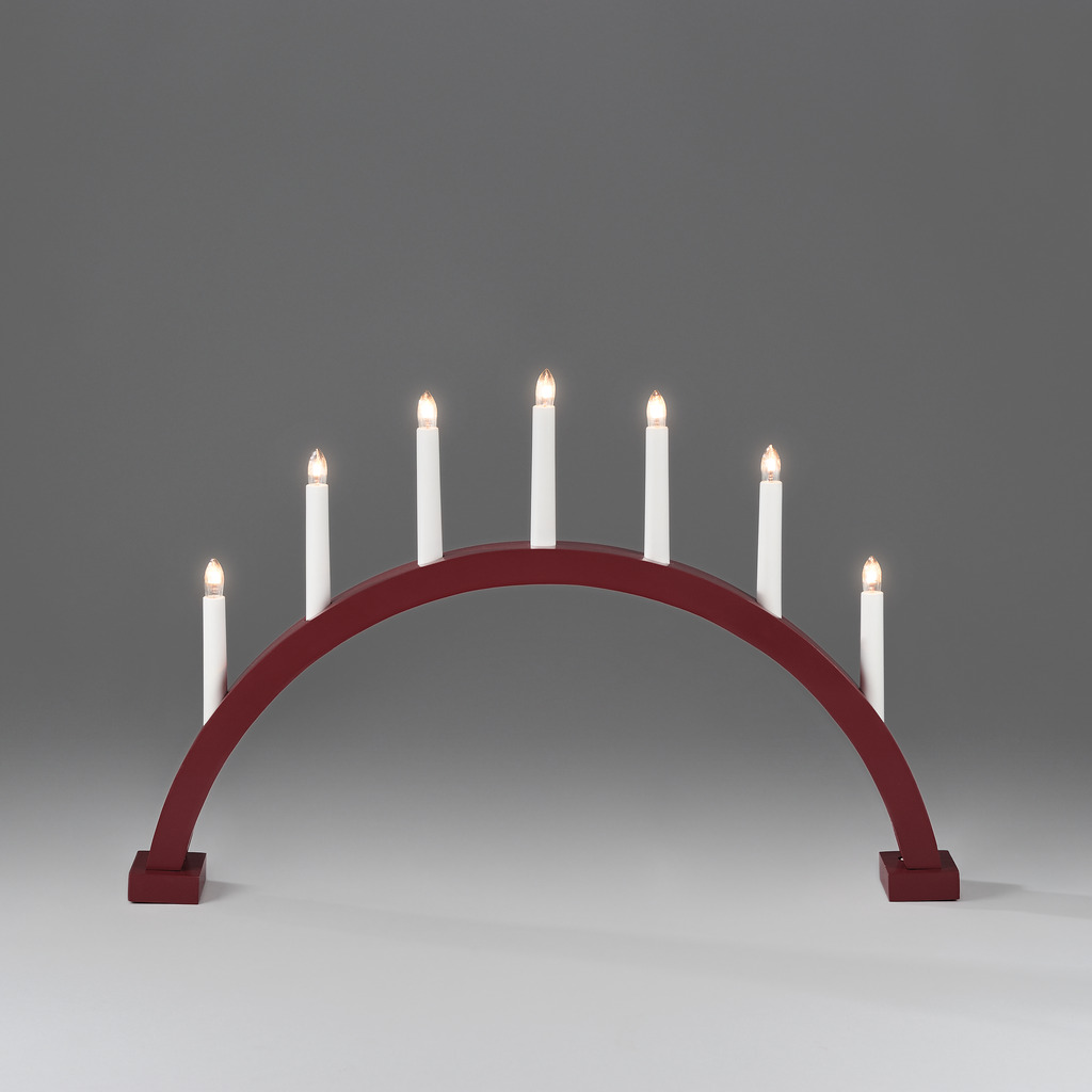 Arch 7 Lights Matta Tummanpunainen valmistajalta Konstsmide - S&auml;hk&ouml;inen kynttil&auml;njalka tyylikk&auml;&auml;n kaaren muodossa ja 7 kynttil&auml;&auml;.