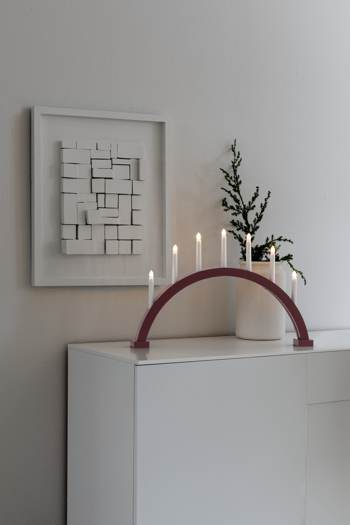 Arch 7 Lights Matta Tummanpunainen valmistajalta Konstsmide - S&auml;hk&ouml;inen kynttil&auml;njalka tyylikk&auml;&auml;n kaaren muodossa ja 7 kynttil&auml;&auml;.