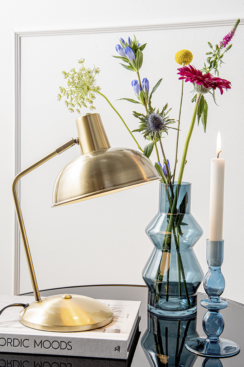 Hood 38cm Antiikkimessinki työpöytävalaisin valmistajalta Leitmotiv - Liikuteltava varjostin ja valkoinen sisäpuoli tarjoavat tasaisen ja miellyttävän valonjaon, joka sopii täydellisesti lukemiseen tai työskentelyyn.