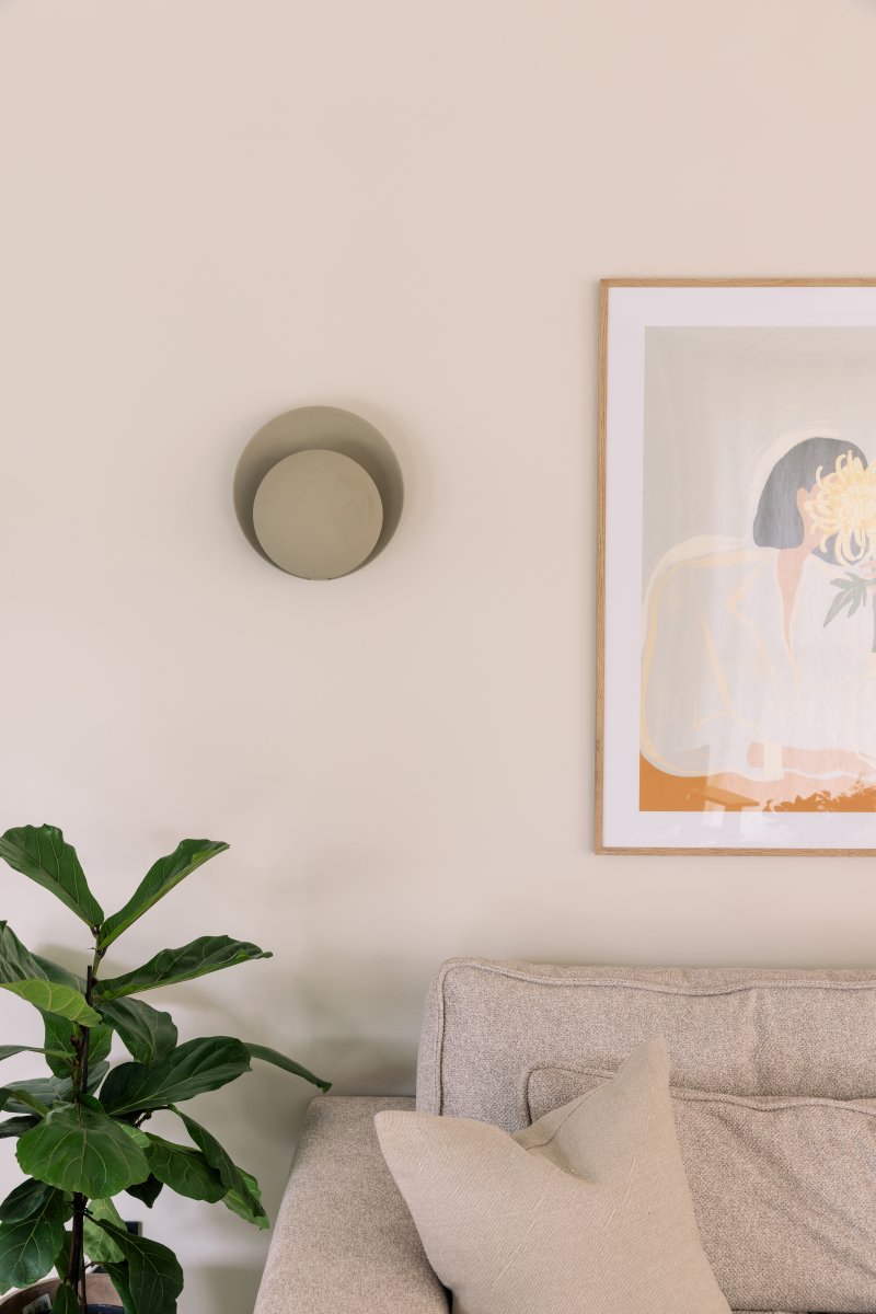 Orbit Ø30 Beige seinävalaisin valmistajalta Globen Lighting - Orbit on valmistettu metallista ja luo pehme&auml;n valon, koska valonl&auml;hde on piilossa varjostimien v&auml;liss&auml;.