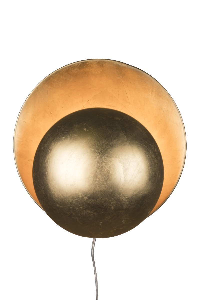 Orbit Ø30 Messinki seinävalaisin valmistajalta Globen Lighting - Orbit on valmistettu metallista ja luo pehmeän valon, koska valonlähde on piilossa varjostimien välissä.