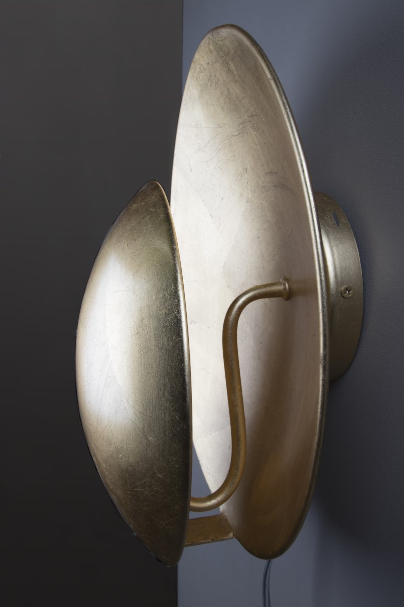 Orbit Ø30 Messinki seinävalaisin valmistajalta Globen Lighting - Orbit on valmistettu metallista ja luo pehmeän valon, koska valonlähde on piilossa varjostimien välissä.