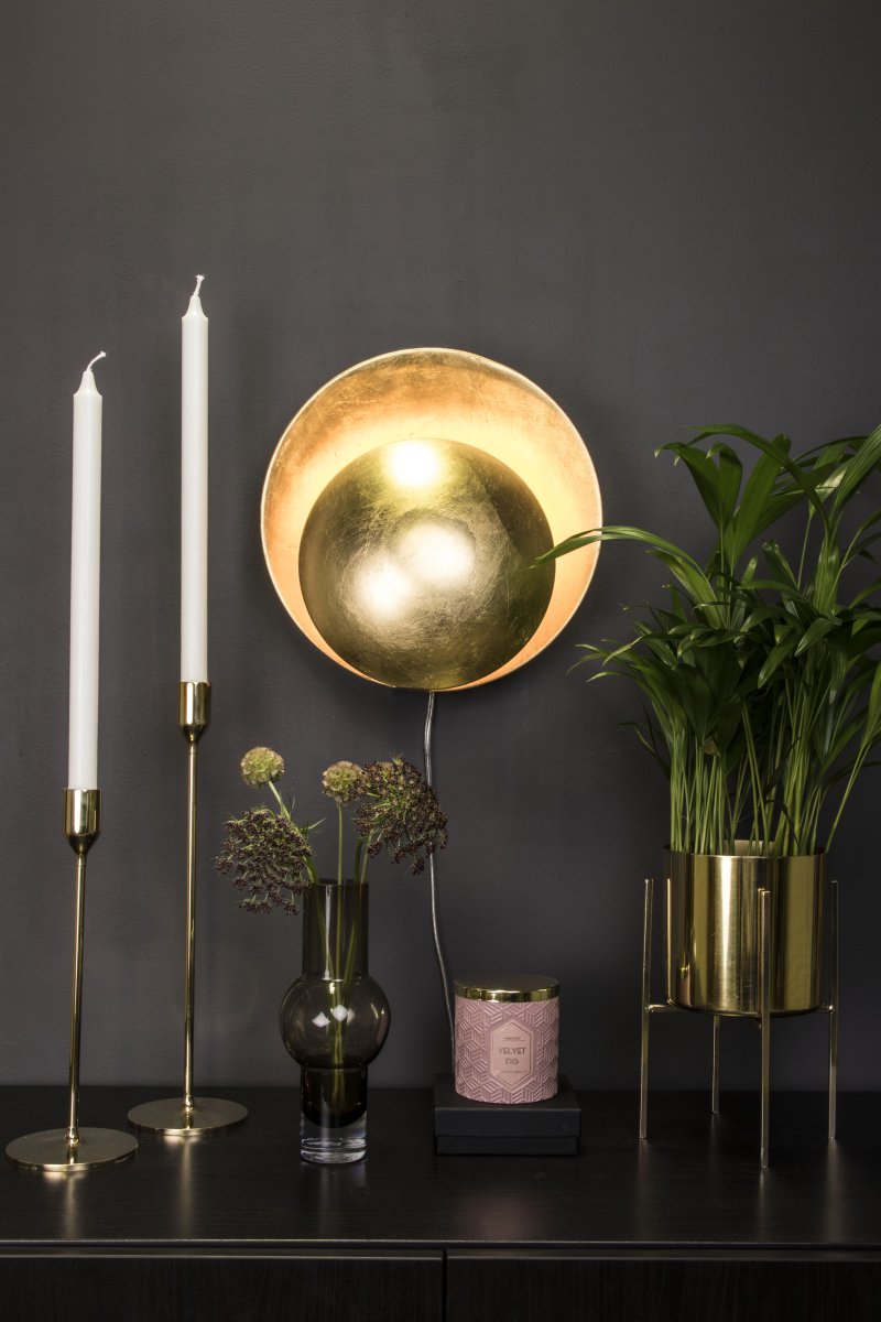 Orbit Ø30 Messinki seinävalaisin valmistajalta Globen Lighting - Orbit on valmistettu metallista ja luo pehmeän valon, koska valonlähde on piilossa varjostimien välissä.