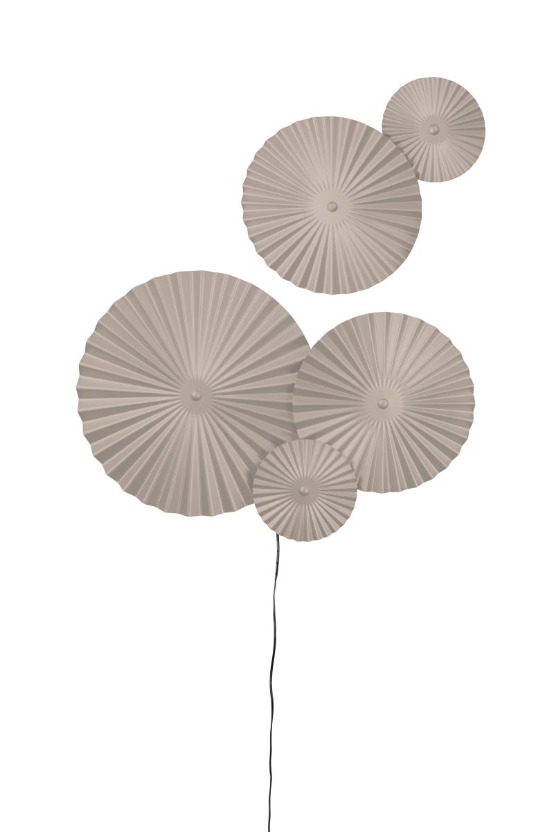 Omega 70cm Beige seinävalaisin valmistajalta Globen Lighting - Omega on kaksiosainen sein&auml;valaisin, jossa on kolme toisiinsa yhdistetty&auml; levy&auml; ja niiden takana oleva valaistus.