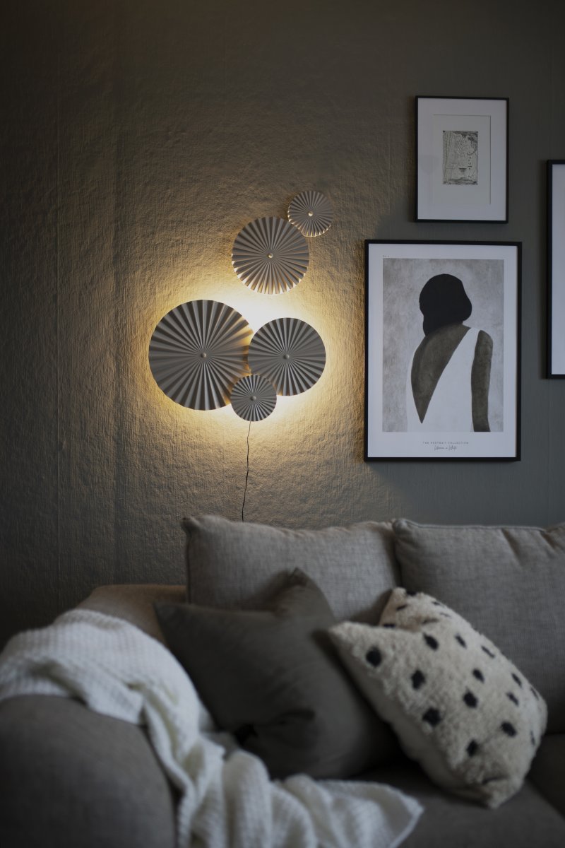 Omega 70cm Beige seinävalaisin valmistajalta Globen Lighting - Omega on kaksiosainen sein&auml;valaisin, jossa on kolme toisiinsa yhdistetty&auml; levy&auml; ja niiden takana oleva valaistus.