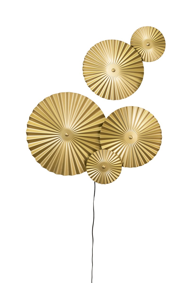 Omega 70cm Kulta seinävalaisin valmistajalta Globen Lighting - Omega on kaksiosainen seinävalaisin, jossa on kolme toisiinsa yhdistettyä levyä ja niiden takana oleva valaistus.