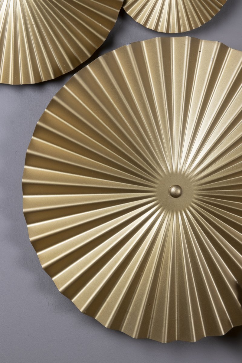 Omega 70cm Kulta seinävalaisin valmistajalta Globen Lighting - Omega on kaksiosainen seinävalaisin, jossa on kolme toisiinsa yhdistettyä levyä ja niiden takana oleva valaistus.