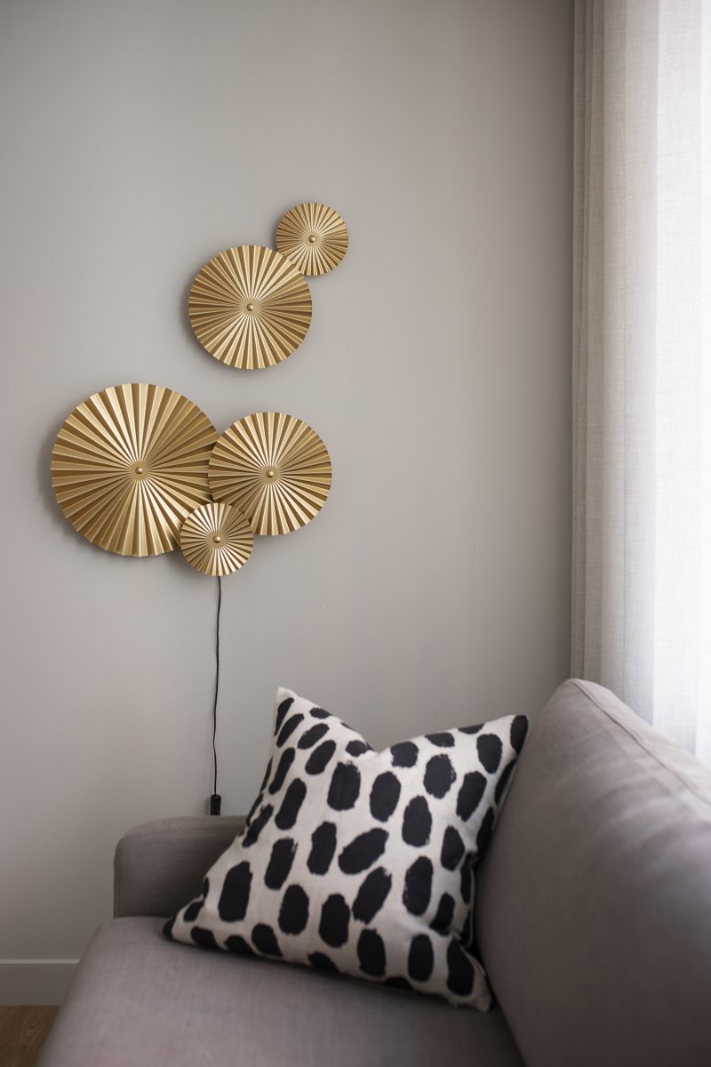 Omega 70cm Kulta seinävalaisin valmistajalta Globen Lighting - Omega on kaksiosainen seinävalaisin, jossa on kolme toisiinsa yhdistettyä levyä ja niiden takana oleva valaistus.