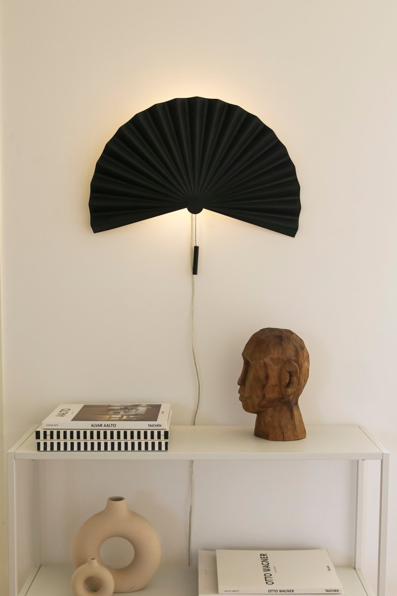 Zen 50cm Musta seinävalaisin valmistajalta Globen Lighting - Yksinkertaisen muodon ja kauniin taitetun musta-mattalakatun metallin ansiosta t&auml;m&auml; valaisin huokuu yksinkertaisuutta ja minimalismia ja sopii t&auml;ydellisesti yksinkertaiseen skandinaavis-japanilaiseen sisustukseen.