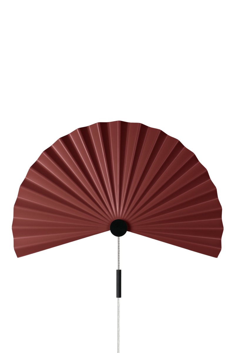 Zen 50cm Kastanjanruskea seinävalaisin valmistajalta Globen Lighting - Yksinkertaisen muodon ja kauniin taitetun kastanjanruskean mattalakatun metallin ansiosta tämä valaisin huokuu yksinkertaisuutta ja minimalismia ja sopii täydellisesti yksinkertaiseen skandinaavis-japanilaiseen sisustukseen.