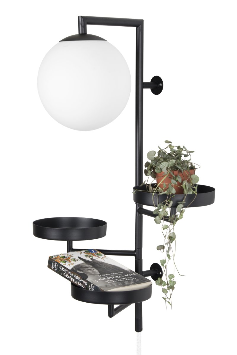 Astoria 62cm Musta seinävalaisin valmistajalta Globen Lighting - Valaisin on valmistettu metallista, mattavalkoisesta lasivarjostimesta ja siinä on 200 cm pitkä tekstiilijohto kytkimellä ja pistokkeella.