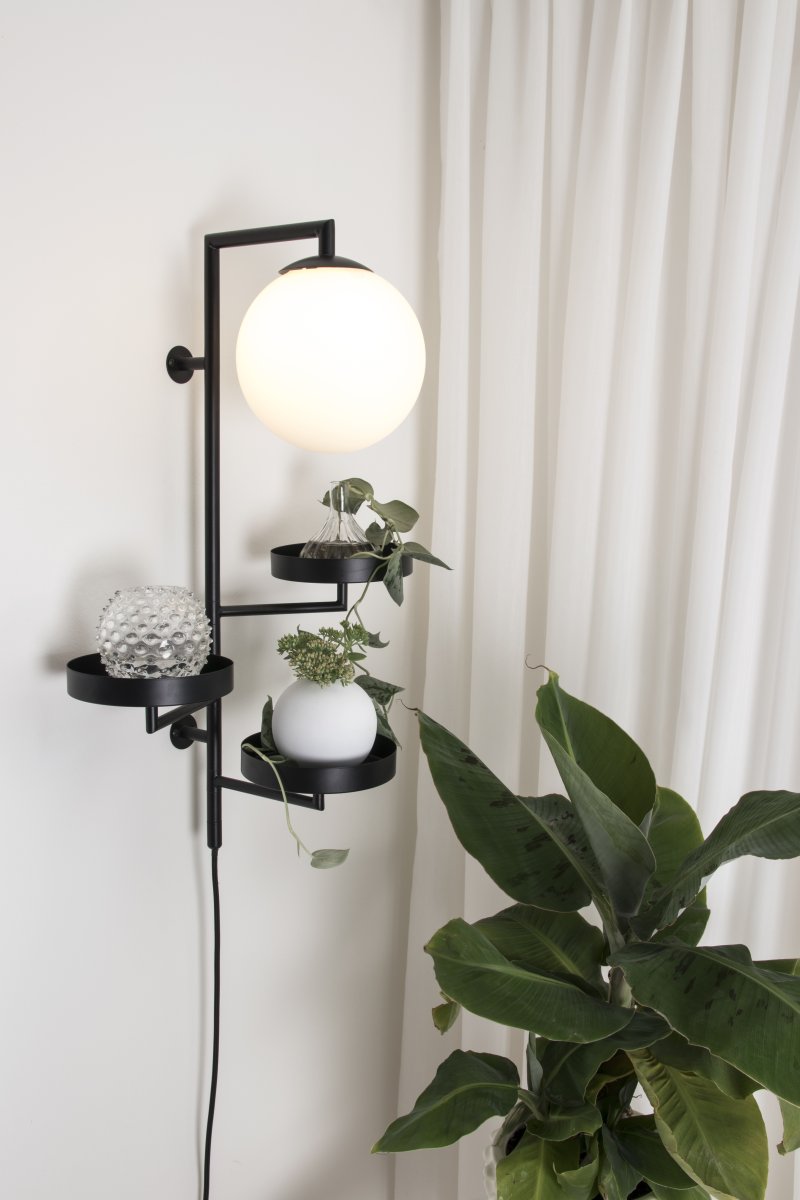 Astoria 62cm Musta seinävalaisin valmistajalta Globen Lighting - Valaisin on valmistettu metallista, mattavalkoisesta lasivarjostimesta ja siinä on 200 cm pitkä tekstiilijohto kytkimellä ja pistokkeella.