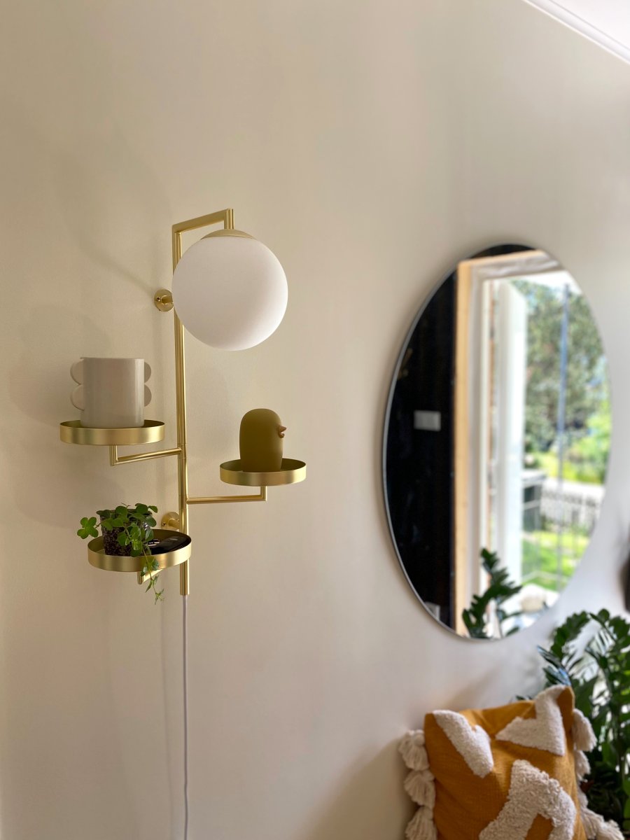 Astoria 62cm Harjattu messinki seinävalaisin valmistajalta Globen Lighting - Valaisin on valmistettu metallista, mattavalkoisesta lasivarjostimesta ja siinä on 200 cm pitkä tekstiilijohto kytkimellä ja pistokkeella.