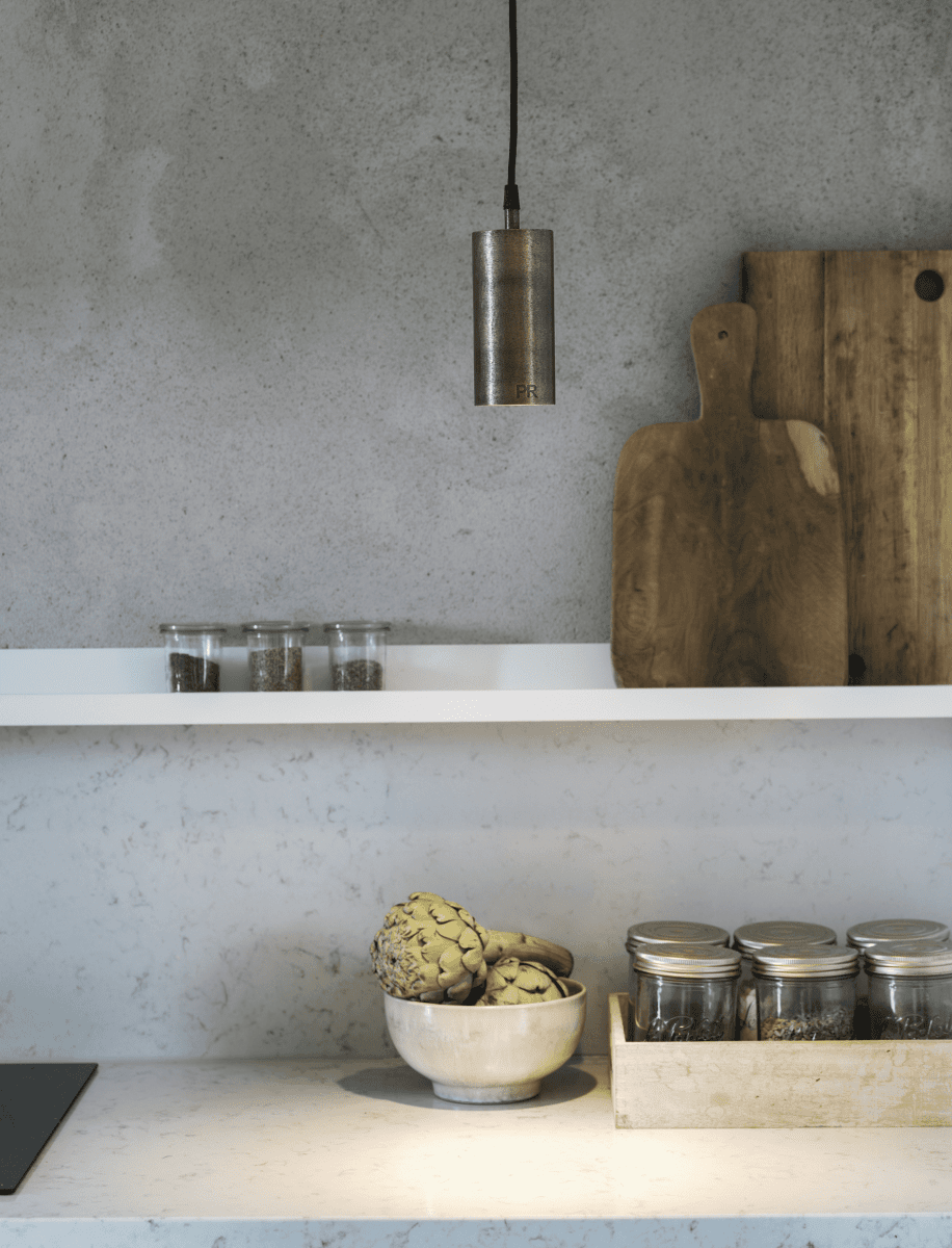 Ample Ø7 Hopea ikkunavalaisin valmistajalta PR Home - Ample metallinen ikkunavalaisin on saatavilla kolmessa eri viimeistelyssä, joissa kaikissa on PR Home -leima valettuna lamppuun.