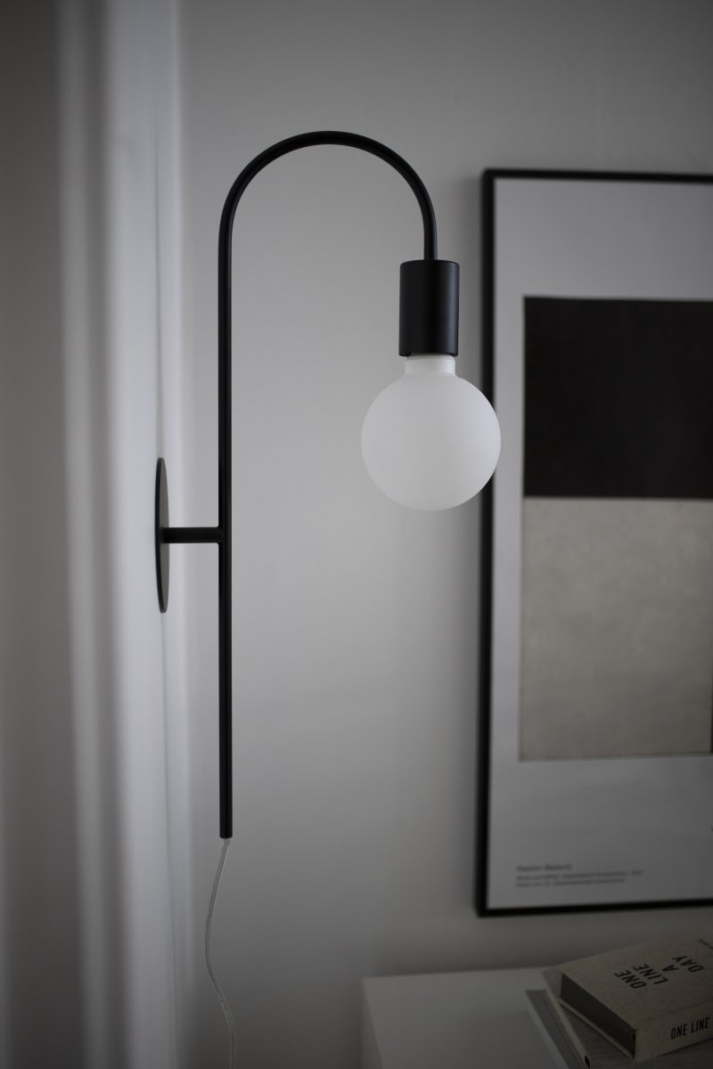 Grace 50cm Musta seinävalaisin valmistajalta Globen Lighting - Grace-seinävalaisimessa on pehmeästi kaartuva mustasta metallista valmistettu varsi.