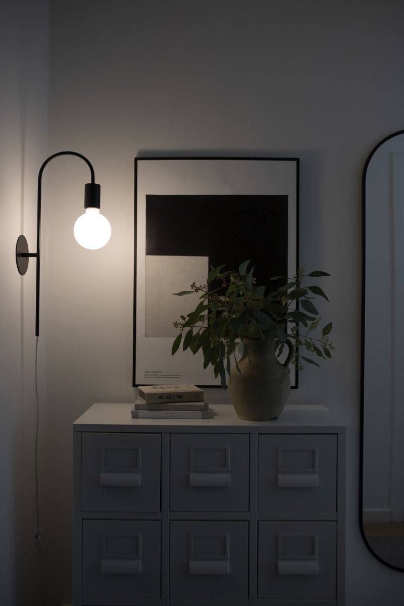 Grace 50cm Musta seinävalaisin valmistajalta Globen Lighting - Grace-seinävalaisimessa on pehmeästi kaartuva mustasta metallista valmistettu varsi.