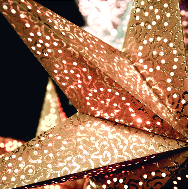 Antique Ø60 Kulta valmistajalta Star Trading - Tähdessä on koristeellisia kuvioita ja se roikkuu kauniisti ikkunassa.