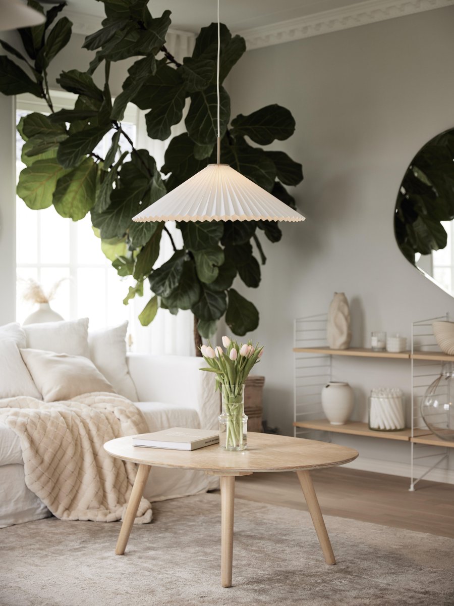 Dora Ø60 Valkoinen kattovalaisin valmistajalta PR Home - Kattovalaisin Dora, jossa 2m valkoinen tekstiilikaapeli ja varjostin on valkoista paperia.