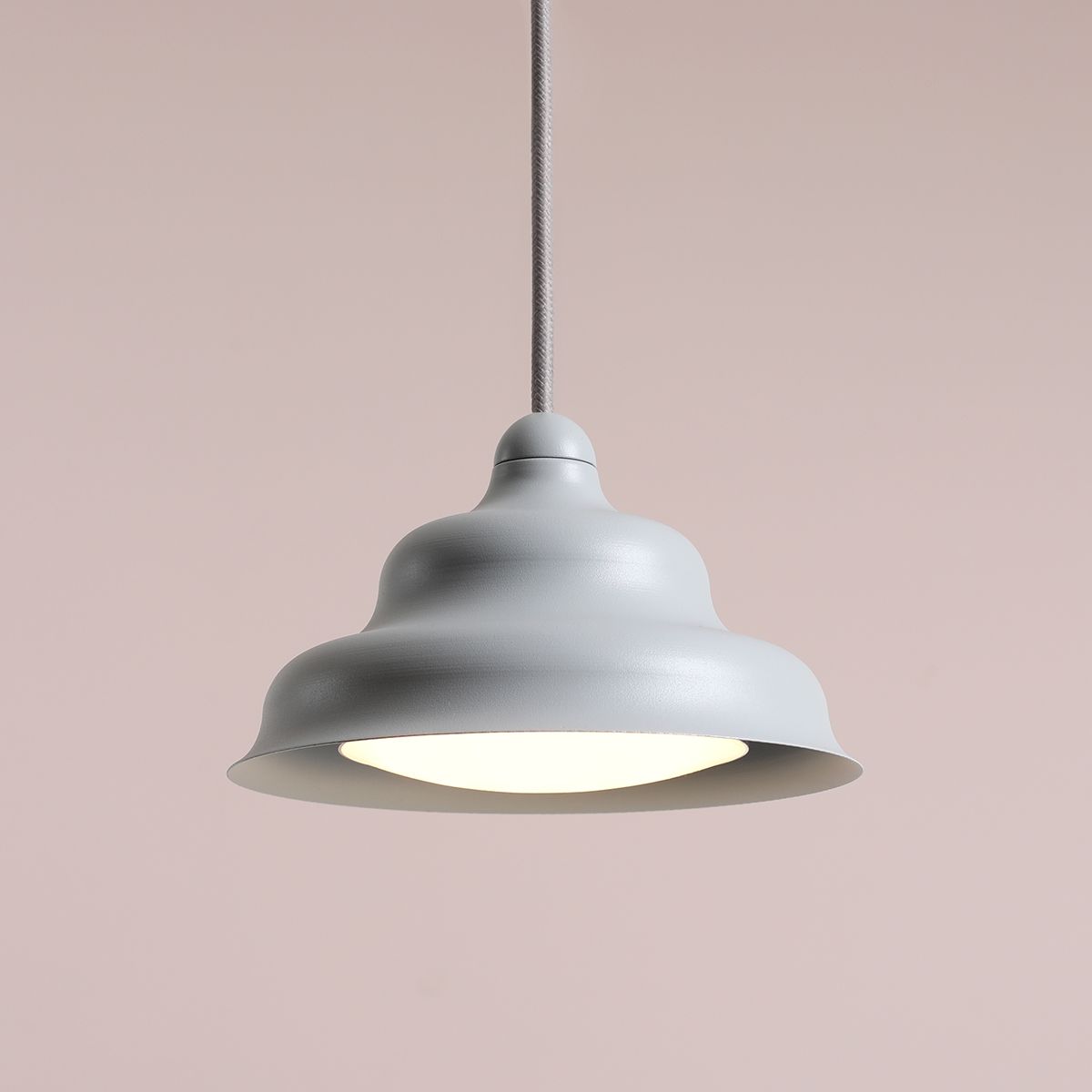 Wave Ø17 Sininen kattovalaisin valmistajalta Artera - Wave on moderni riipus retro-designilla, joka tekee siitä monipuolisen valaistuksen ja sopii jokaiseen kotiin.
