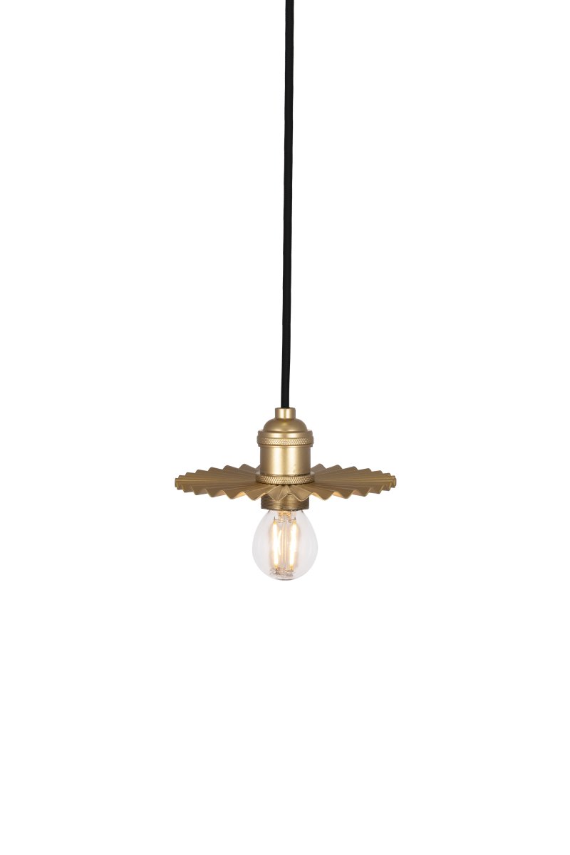 Omega Ø15 Kulta ikkunavalaisin valmistajalta Globen Lighting - Omega-kattovalaisin kullanv&auml;risell&auml; ja laskostetulla metallivarjostimellaan on pieni ja siisti valaisin, joka sopii hyvin ikkunaan tai esimerkiksi useisiin keitti&ouml;&ouml;n ripustettuihin valaisimiin.