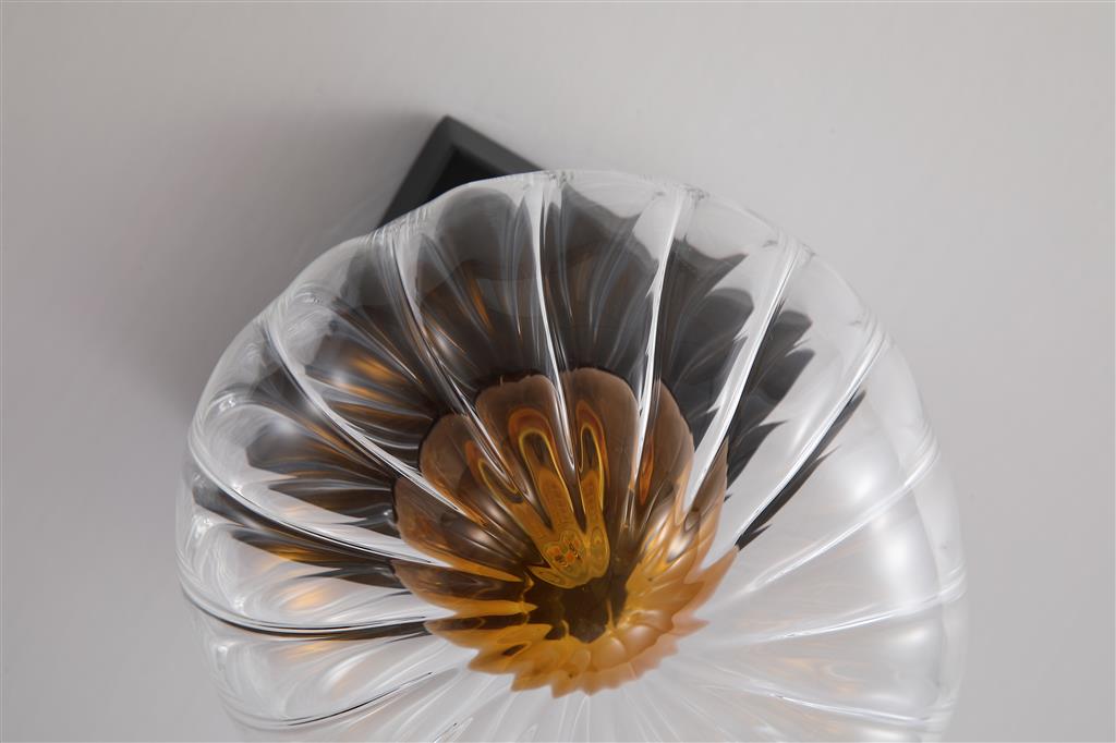 Sunbeam Ø14 Läpinäkyvä/musta seinävalaisin valmistajalta Searchlight - Pyöreässä, uurteisessa, läpinäkyvässä lasissa olevassa varjostimessa on kaunis meripihkanvärinen kupu, joka luo eloa ja rakennetta levittäen valoa pehmeästi ja miellyttävästi huoneeseen.