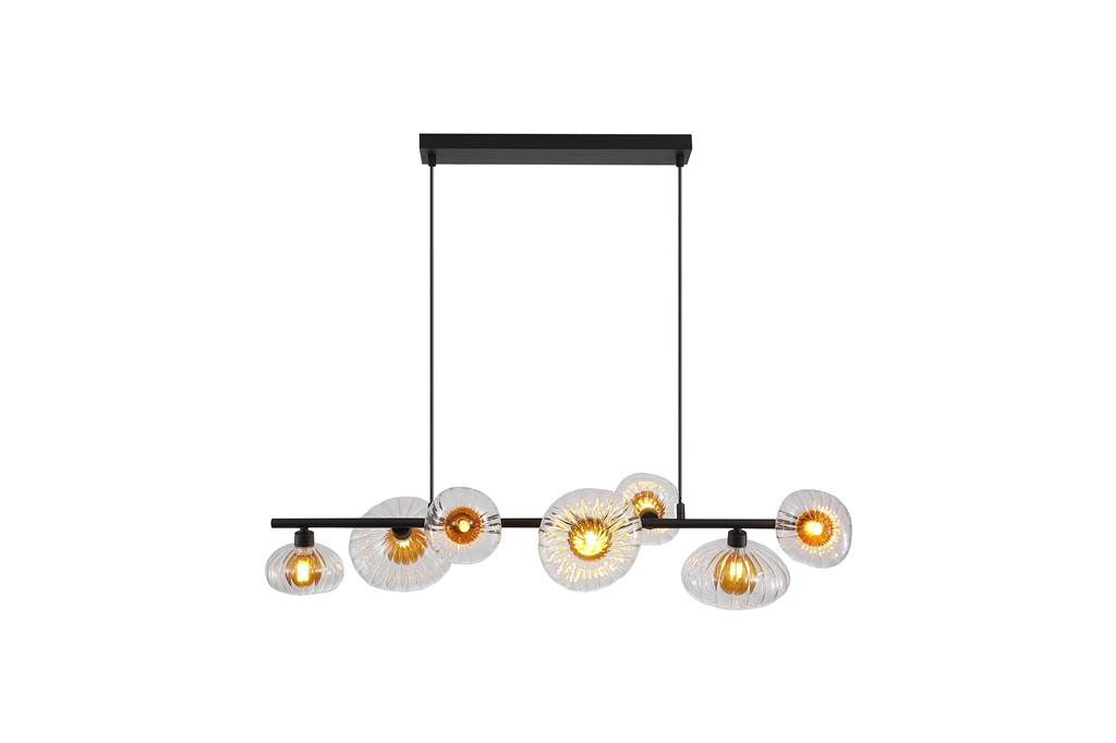 Sunbeam 90cm Läpinäkyvä/musta kattovalaisin valmistajalta Searchlight - Seitsemän uurrettua varjostinta läpinäkyvästä lasista, joissa on lämmin meripihkanvärinen kupu, on sijoitettu mattamustan metallitangon varrelle, luoden ilmeikkään muotoilun, joka yhdistää toiminnallisuuden ja koristeellisen taiteen.