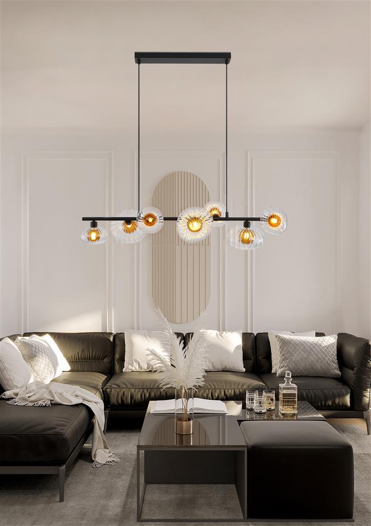 Sunbeam 90cm Läpinäkyvä/musta kattovalaisin valmistajalta Searchlight - Seitsemän uurrettua varjostinta läpinäkyvästä lasista, joissa on lämmin meripihkanvärinen kupu, on sijoitettu mattamustan metallitangon varrelle, luoden ilmeikkään muotoilun, joka yhdistää toiminnallisuuden ja koristeellisen taiteen.