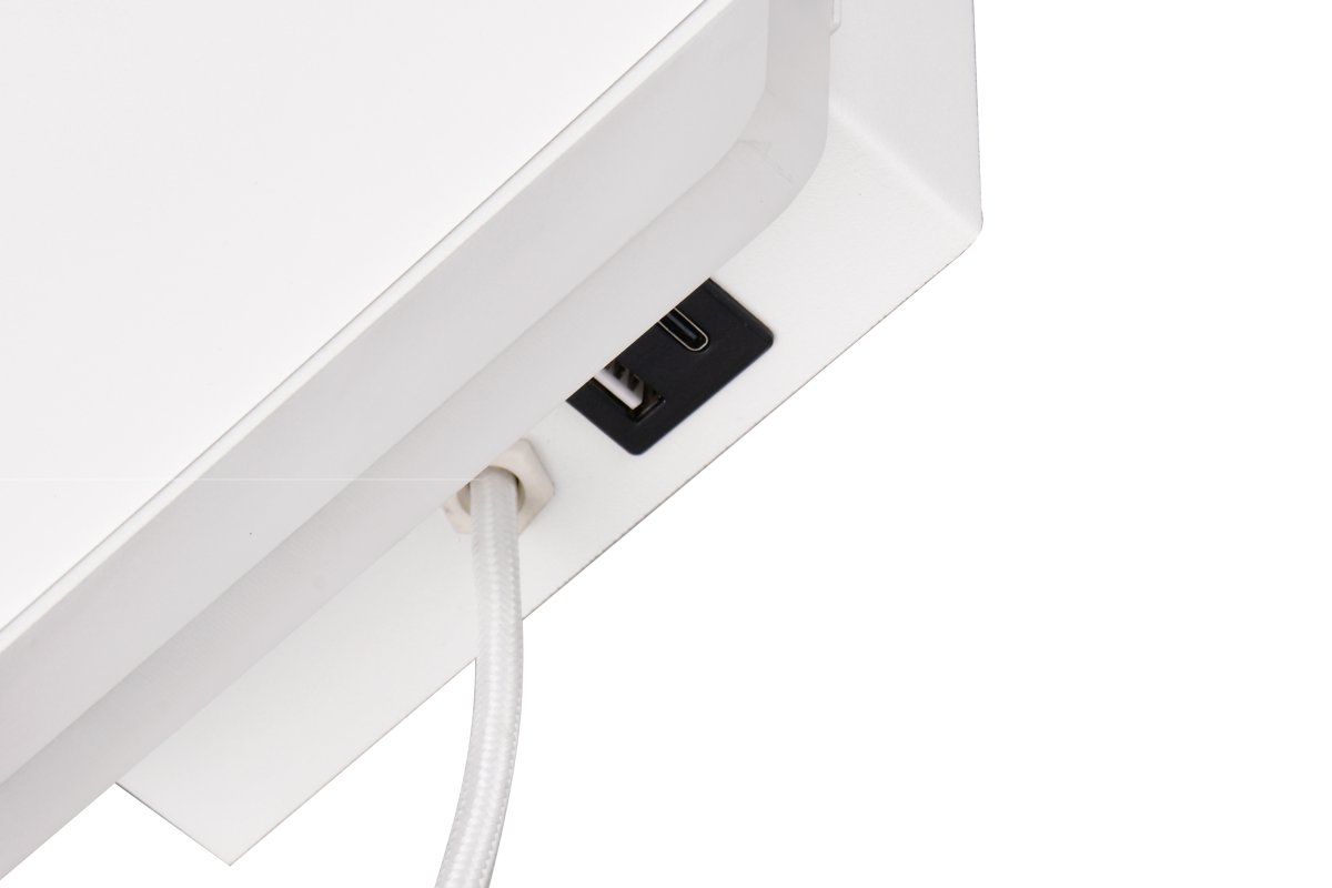 Fairfield 20cm Valkoinen seinävalaisin valmistajalta Trio Lighting - Integroitu induktiivinen latausasema helpottaa yhteensopivien älypuhelimien lataamista, ja siinä on myös USB- ja USB-C-portit.