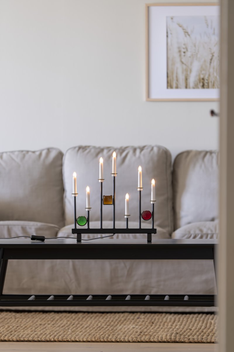 Candelabra 7 Lights Musta valmistajalta Konstsmide - Seitsem&auml;n kynttil&auml;&auml; kehyst&auml;v&auml;t koristeelliset v&auml;rilliset lasiyksityiskohdat vihre&auml;n, punaisen ja meripihkan s&auml;vyin&auml;, mik&auml; luo elegantin ja juhlavan tunnelman.