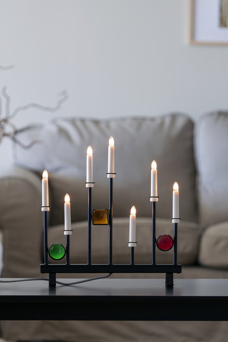 Candelabra 7 Lights Musta valmistajalta Konstsmide - Seitsem&auml;n kynttil&auml;&auml; kehyst&auml;v&auml;t koristeelliset v&auml;rilliset lasiyksityiskohdat vihre&auml;n, punaisen ja meripihkan s&auml;vyin&auml;, mik&auml; luo elegantin ja juhlavan tunnelman.