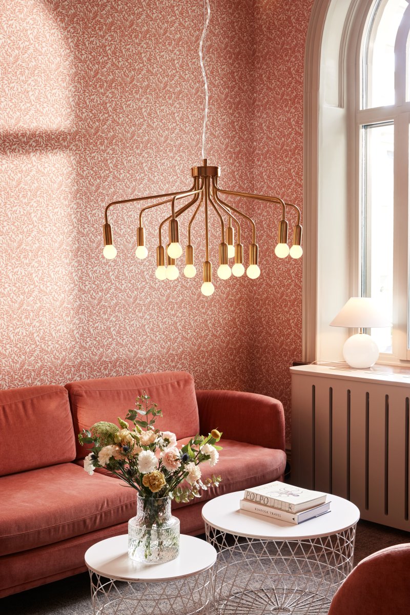 Roots Ø70 Harjattua messinkiä kattovalaisin valmistajalta Globen Lighting - Roots &auml;r en elegant och tidl&ouml;s pendel tillverkad av metall med en borstad m&auml;ssingfinish.