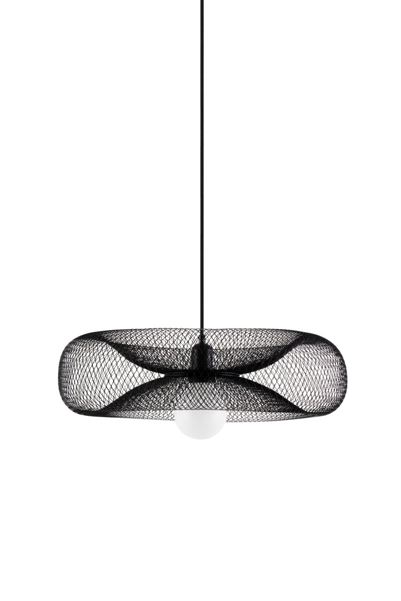 Torus Ø50 Musta kattovalaisin valmistajalta Globen Lighting - Torus &auml;r en luftig och mjuk pendel tillverkad av galvaniserat svart metalln&auml;t.